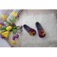 Grå ulltøfler med store blomster
