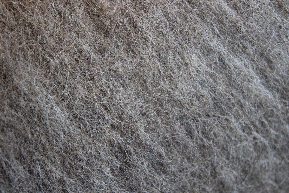 Naturlig tyrolsk kardet ull